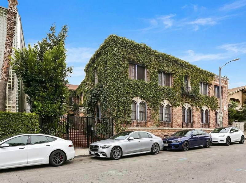 Apartment for rent at 21 Westminster Ave #202, Venice, CA 90291
