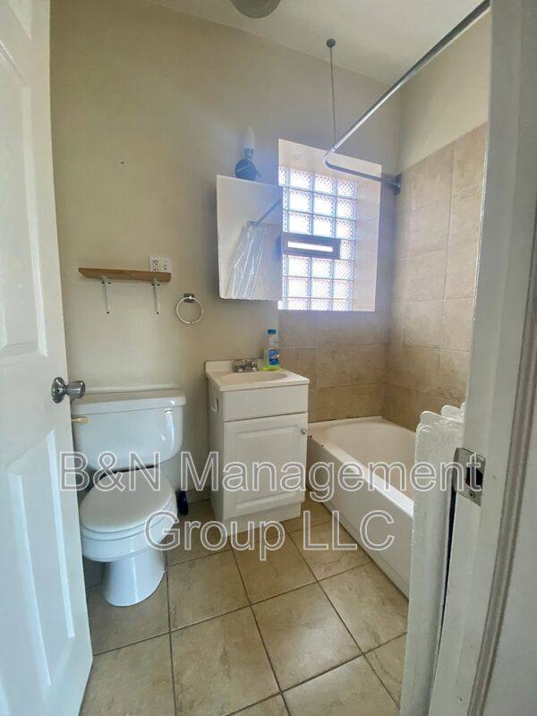 Apartment for rent at 1059 W Dakin #3, Chicago, IL 60613