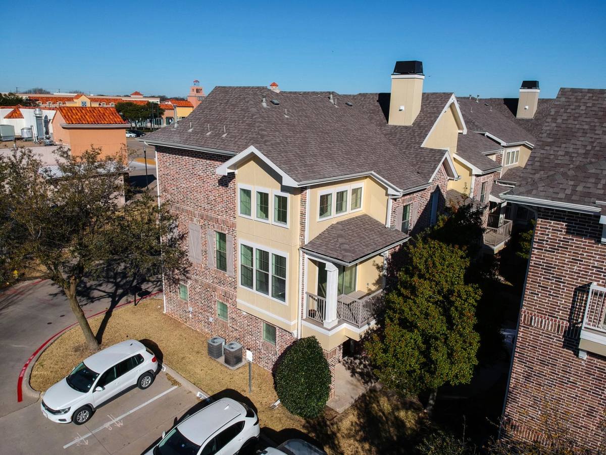 Townhouse for rent at 2002 Azure Pointe, Richardson, TX 75080