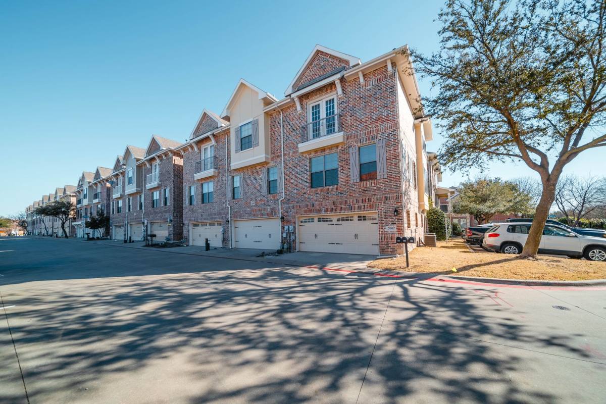 Townhouse for rent at 2002 Azure Pointe, Richardson, TX 75080