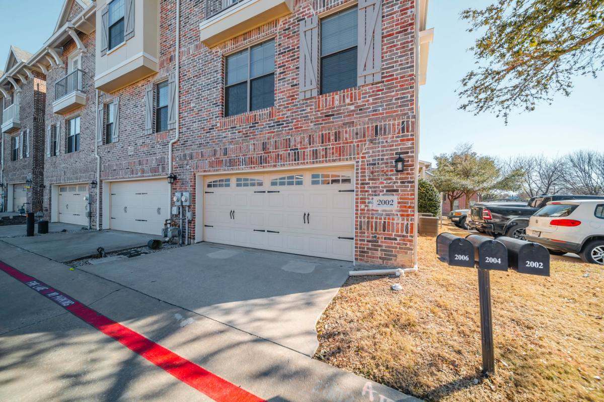 Townhouse for rent at 2002 Azure Pointe, Richardson, TX 75080