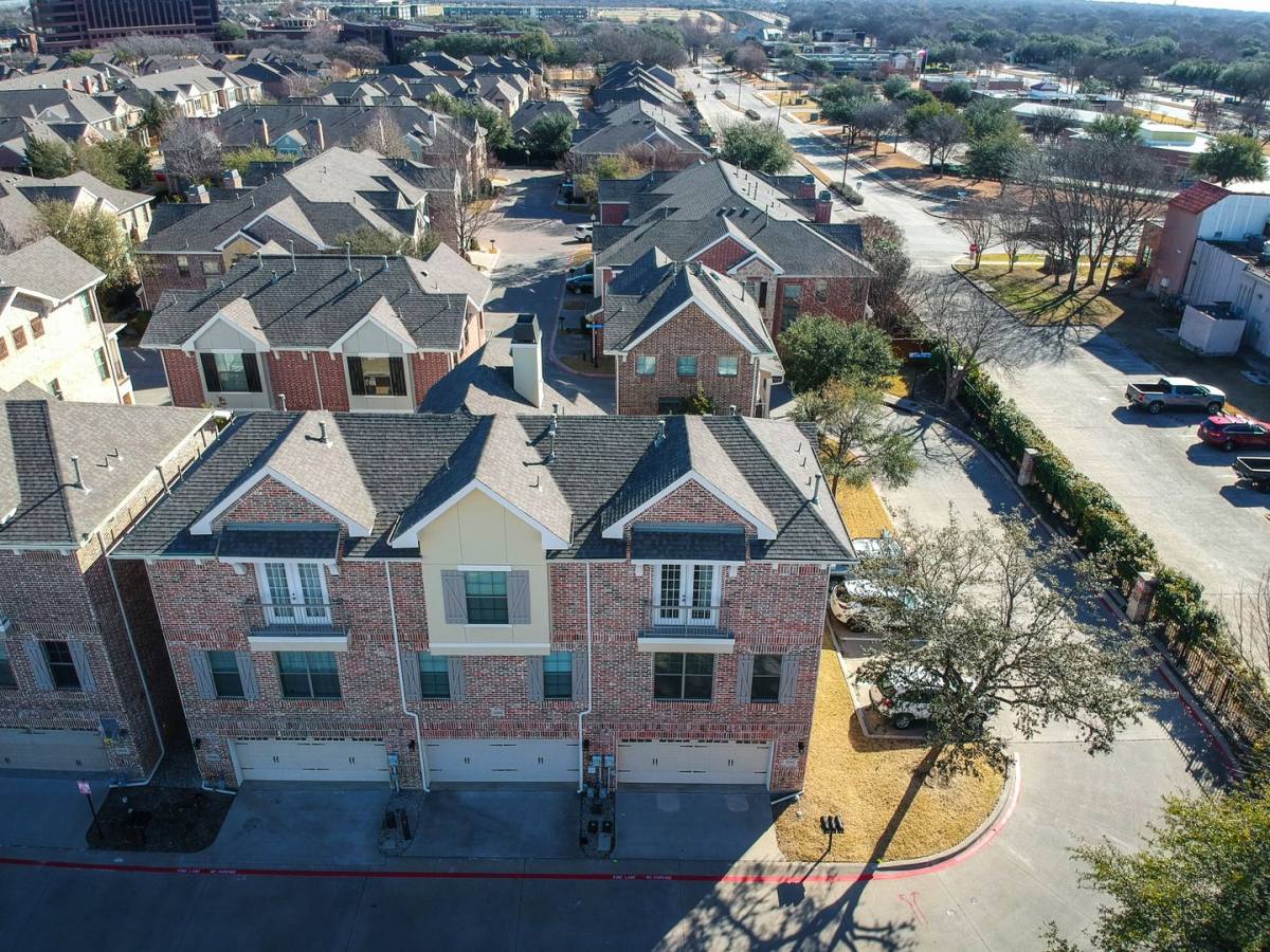 Townhouse for rent at 2002 Azure Pointe, Richardson, TX 75080