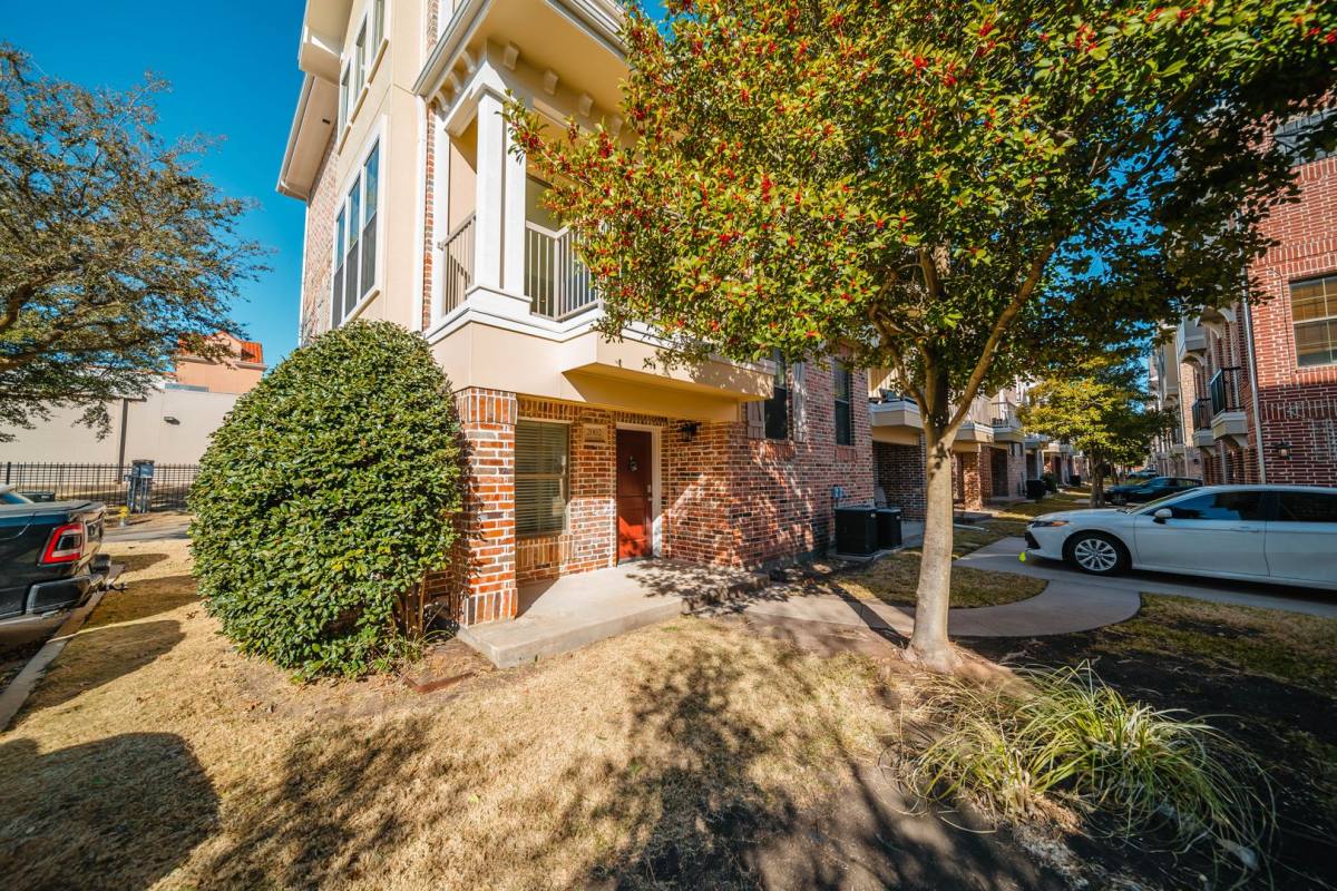 Townhouse for rent at 2002 Azure Pointe, Richardson, TX 75080