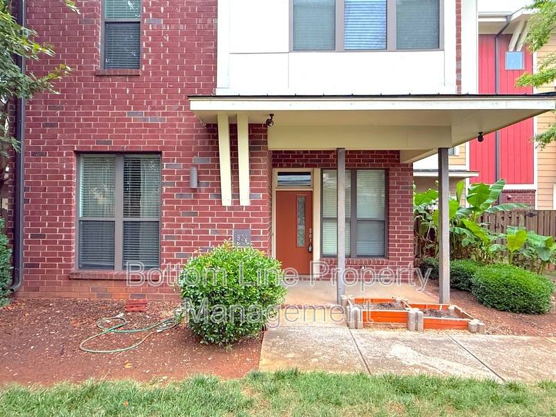 Townhouse for rent at 904 Warren Burgess Lane, Charlotte, NC 28205