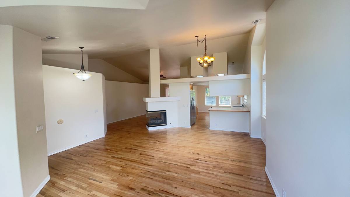 House for rent at 1652 Inverness Dr, Medford, OR 97504