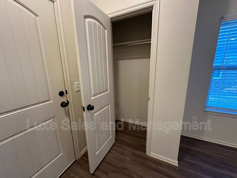 House for rent at 412 Chalk Hill Court, Edmond, OK 73003