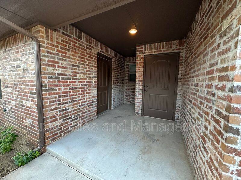 House for rent at 412 Chalk Hill Court, Edmond, OK 73003
