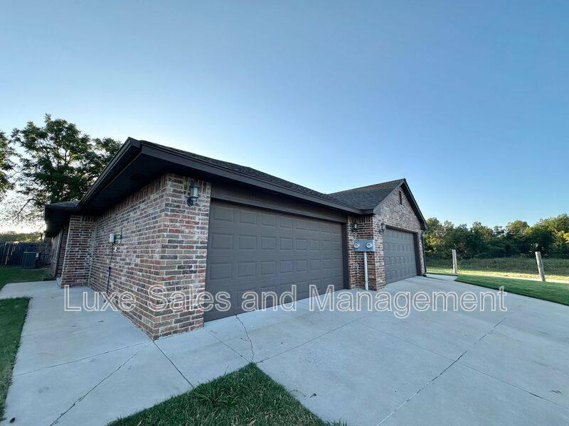 House for rent at 412 Chalk Hill Court, Edmond, OK 73003