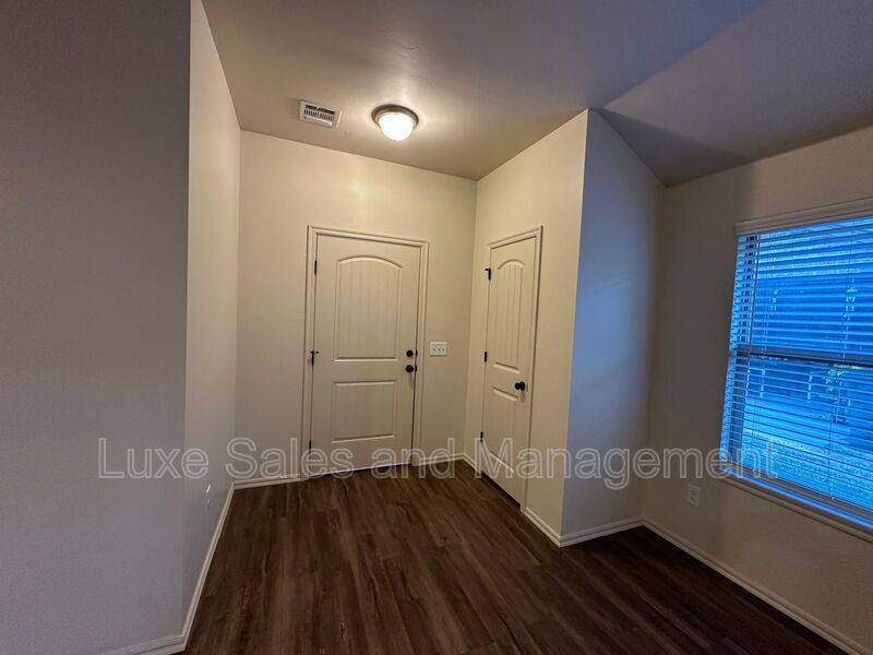 House for rent at 412 Chalk Hill Court, Edmond, OK 73003