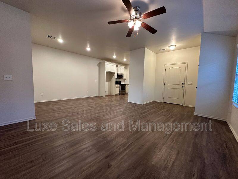 House for rent at 412 Chalk Hill Court, Edmond, OK 73003