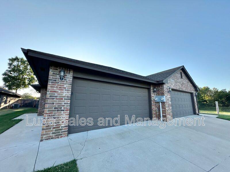 House for rent at 412 Chalk Hill Court, Edmond, OK 73003