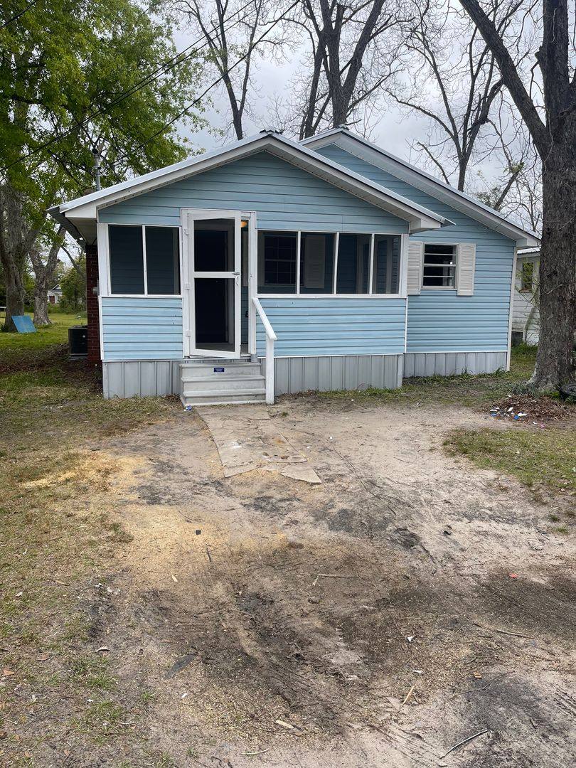 House for rent at 56 NW Railroad St, Hazlehurst, GA 31539