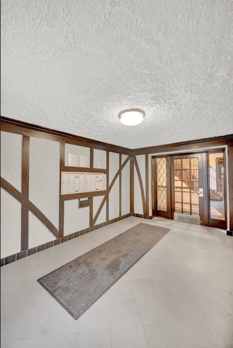 Apartment for rent at 650 W Wellington Ave, Chicago, IL 60657