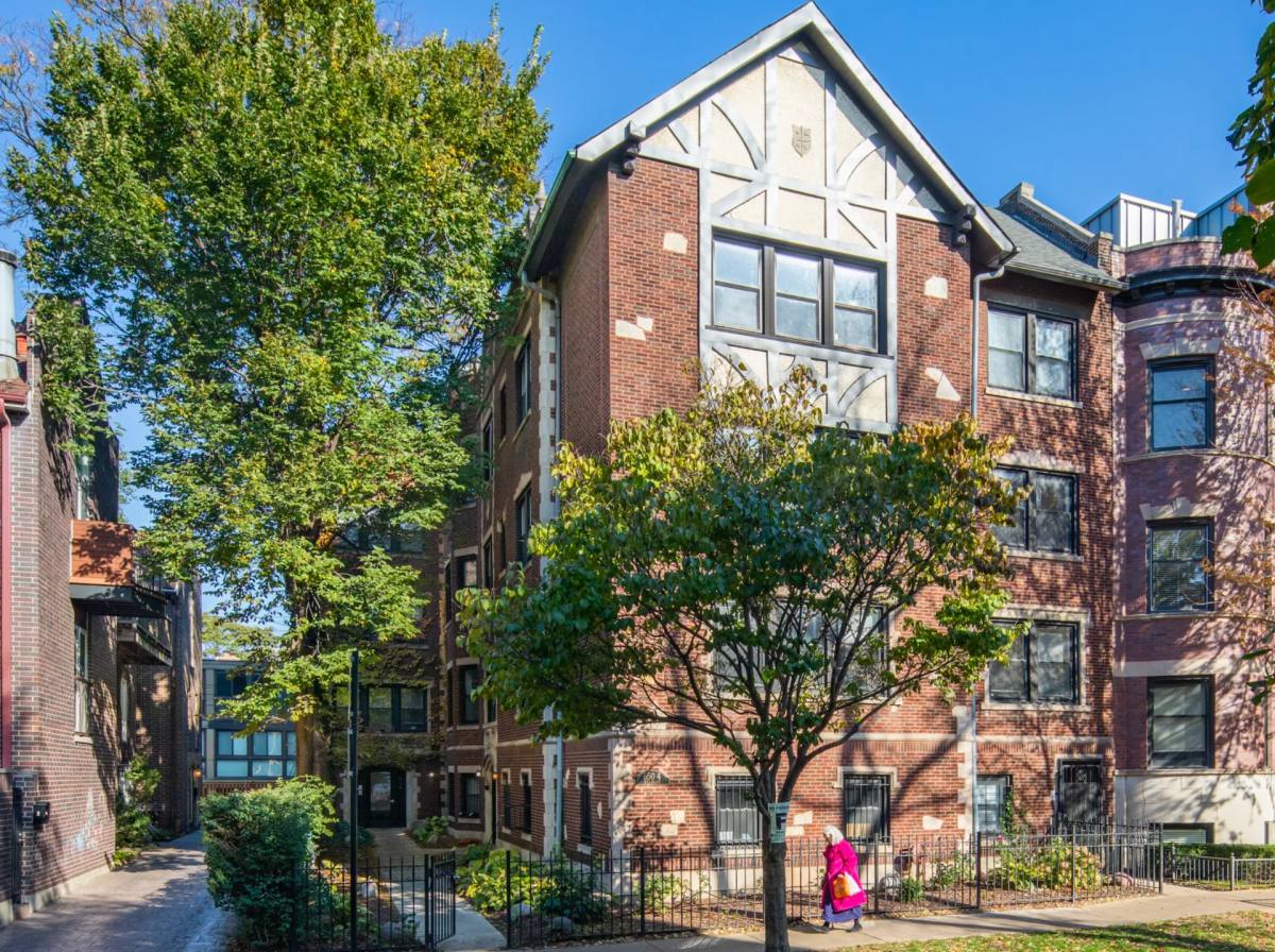 Apartment for rent at 650 W Wellington Ave, Chicago, IL 60657