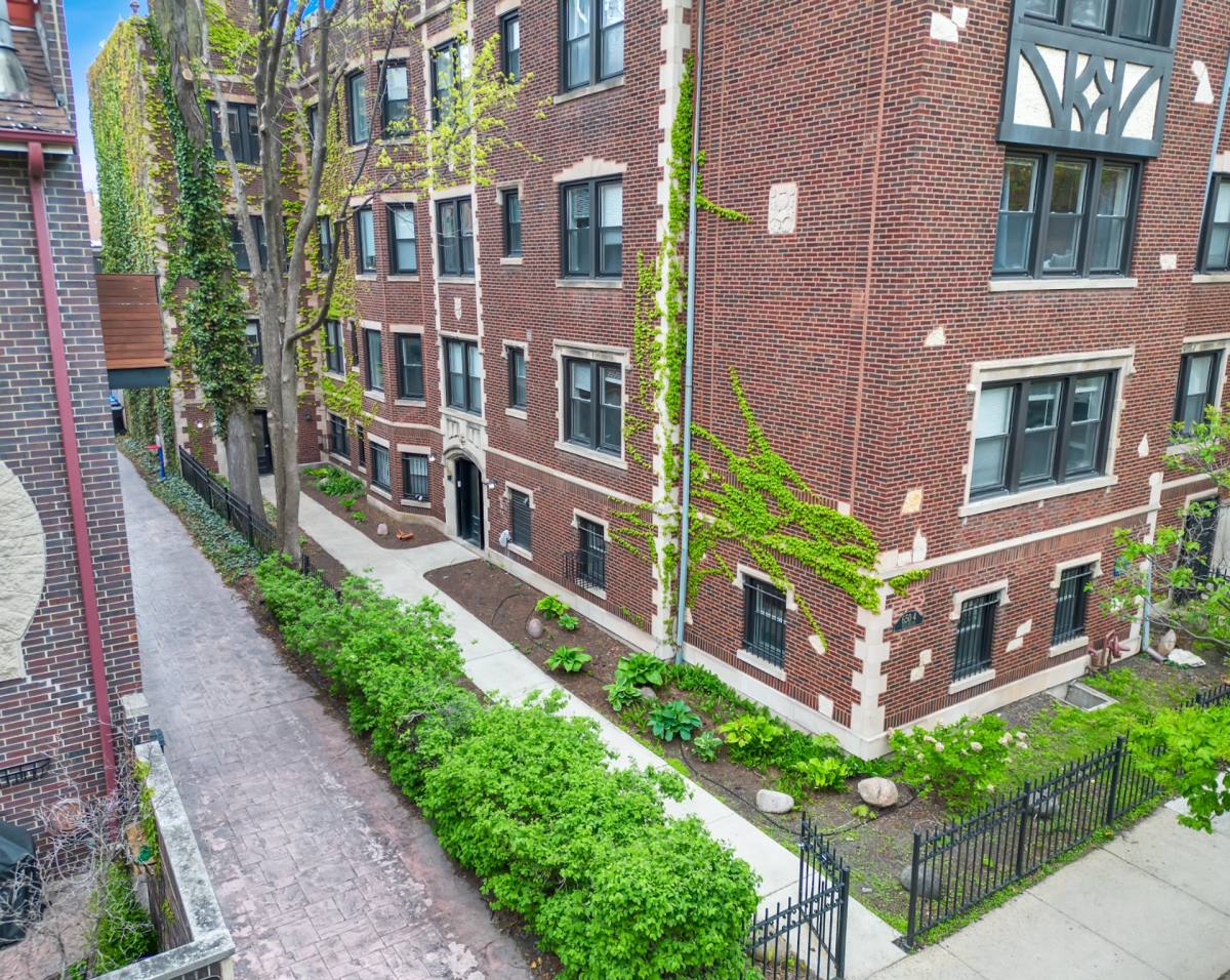 Apartment for rent at 650 W Wellington Ave, Chicago, IL 60657