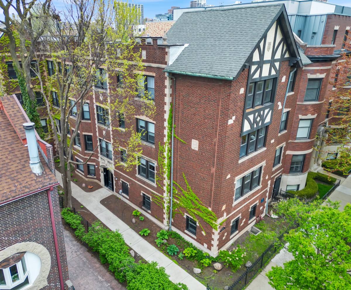 Apartment for rent at 650 W Wellington Ave, Chicago, IL 60657