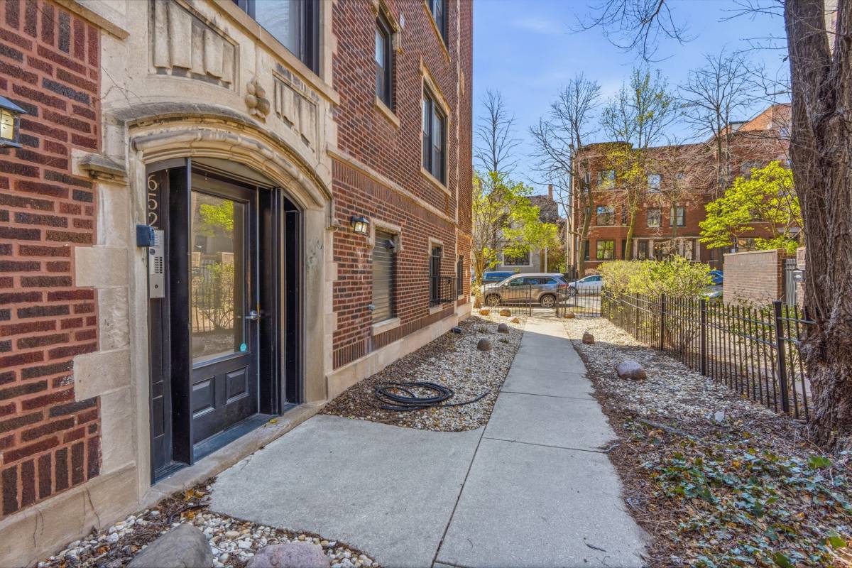 Apartment for rent at 650 W Wellington Ave, Chicago, IL 60657