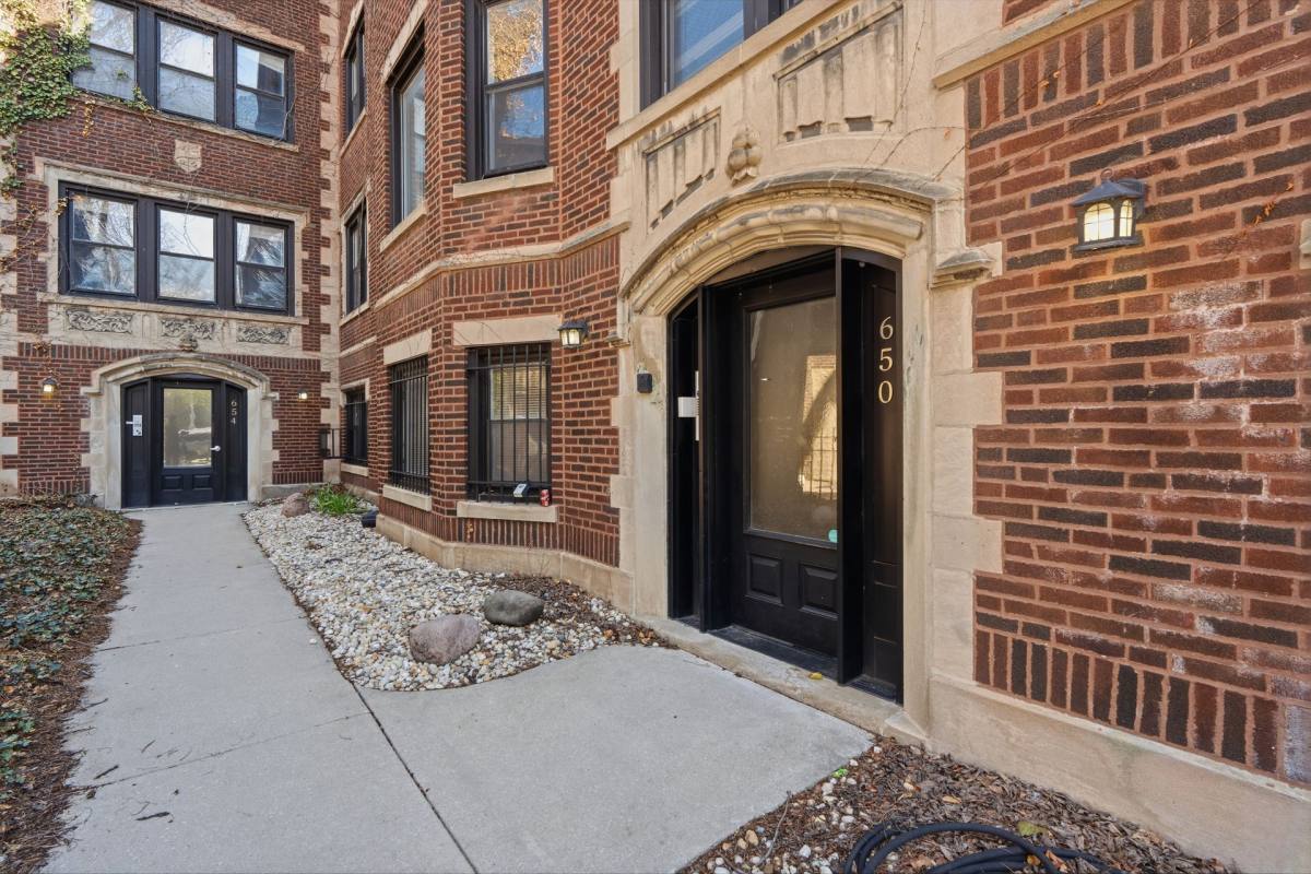 Apartment for rent at 650 W Wellington Ave, Chicago, IL 60657
