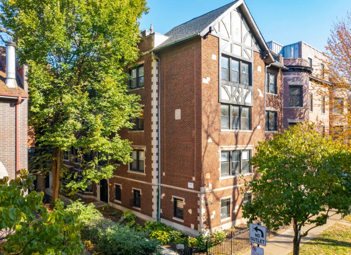 Apartment for rent at 650 W Wellington Ave, Chicago, IL 60657