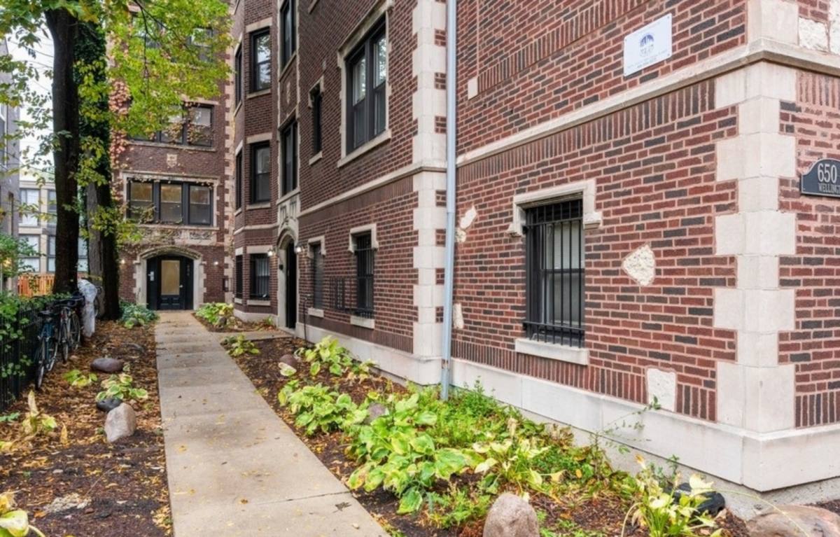 Apartment for rent at 650 W Wellington Ave, Chicago, IL 60657