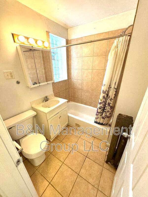 Apartment for rent at 1055 W Dakin #1, Chicago, IL 60613