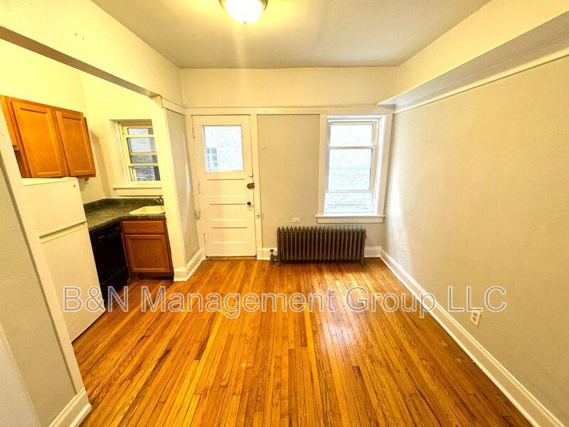 Apartment for rent at 1055 W Dakin #1, Chicago, IL 60613