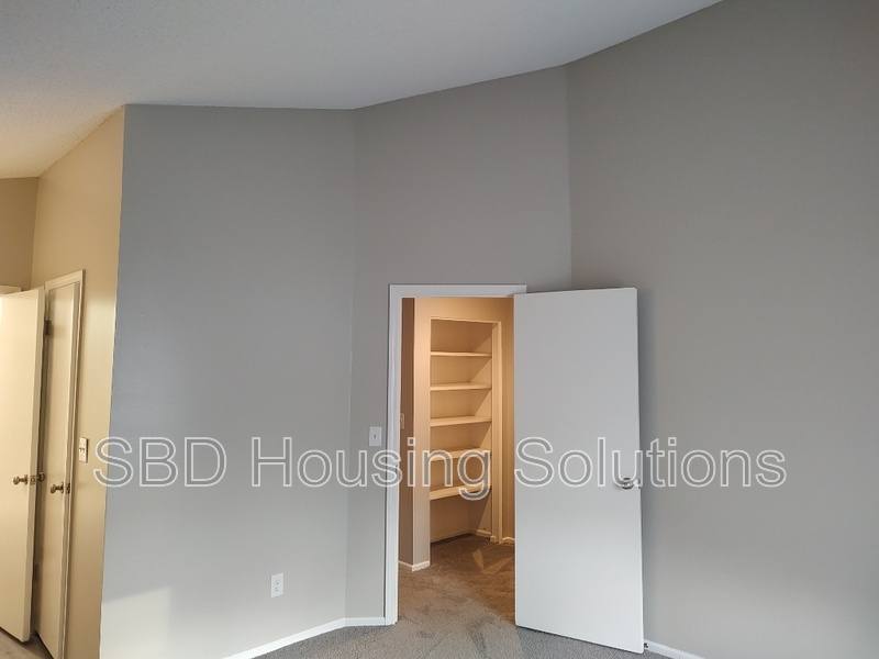 Townhouse for rent at 14031 Ballantrae Dr, Grandview, MO 64030