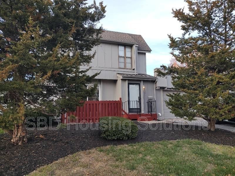 Townhouse for rent at 14031 Ballantrae Dr, Grandview, MO 64030