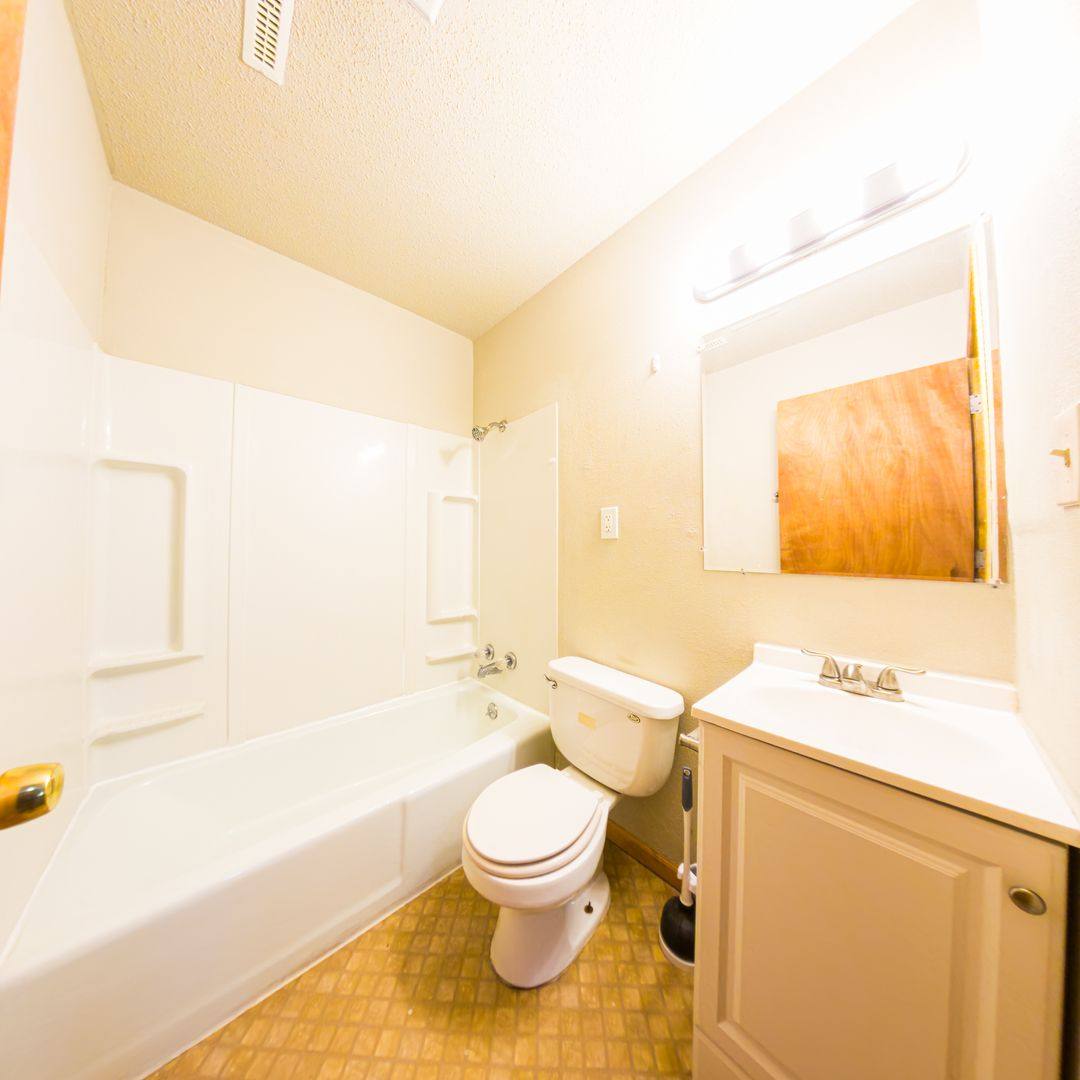 Apartment for rent at 1105 N Depot St, Knoxville, IA 50138