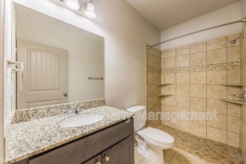 House for rent at 510 E Akard Ave #400, Weatherford, TX 76086