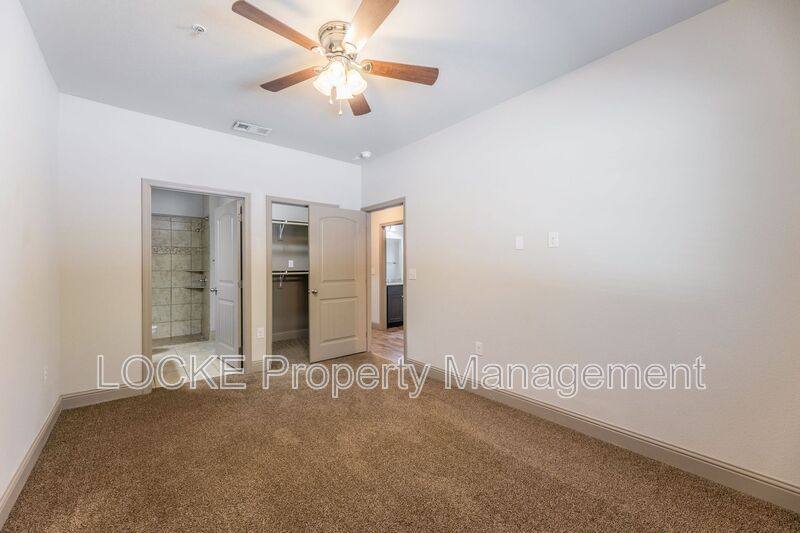 House for rent at 510 E Akard Ave #400, Weatherford, TX 76086