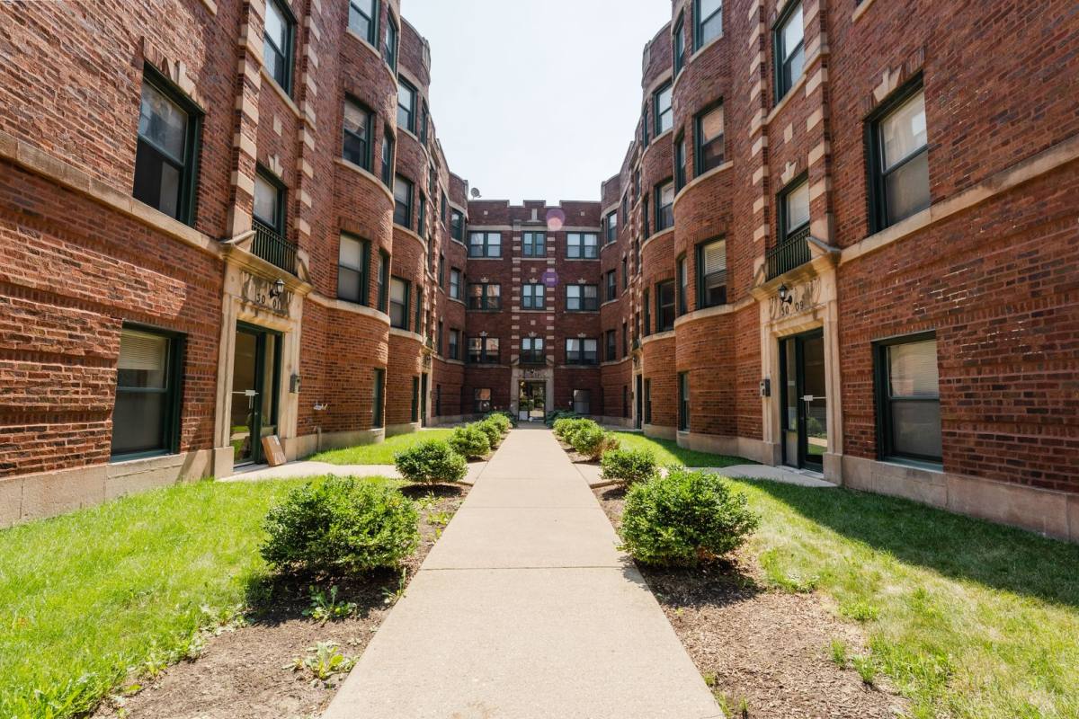 Condo for rent at 3001-3009 W Gunnison St, Chicago, IL 60625