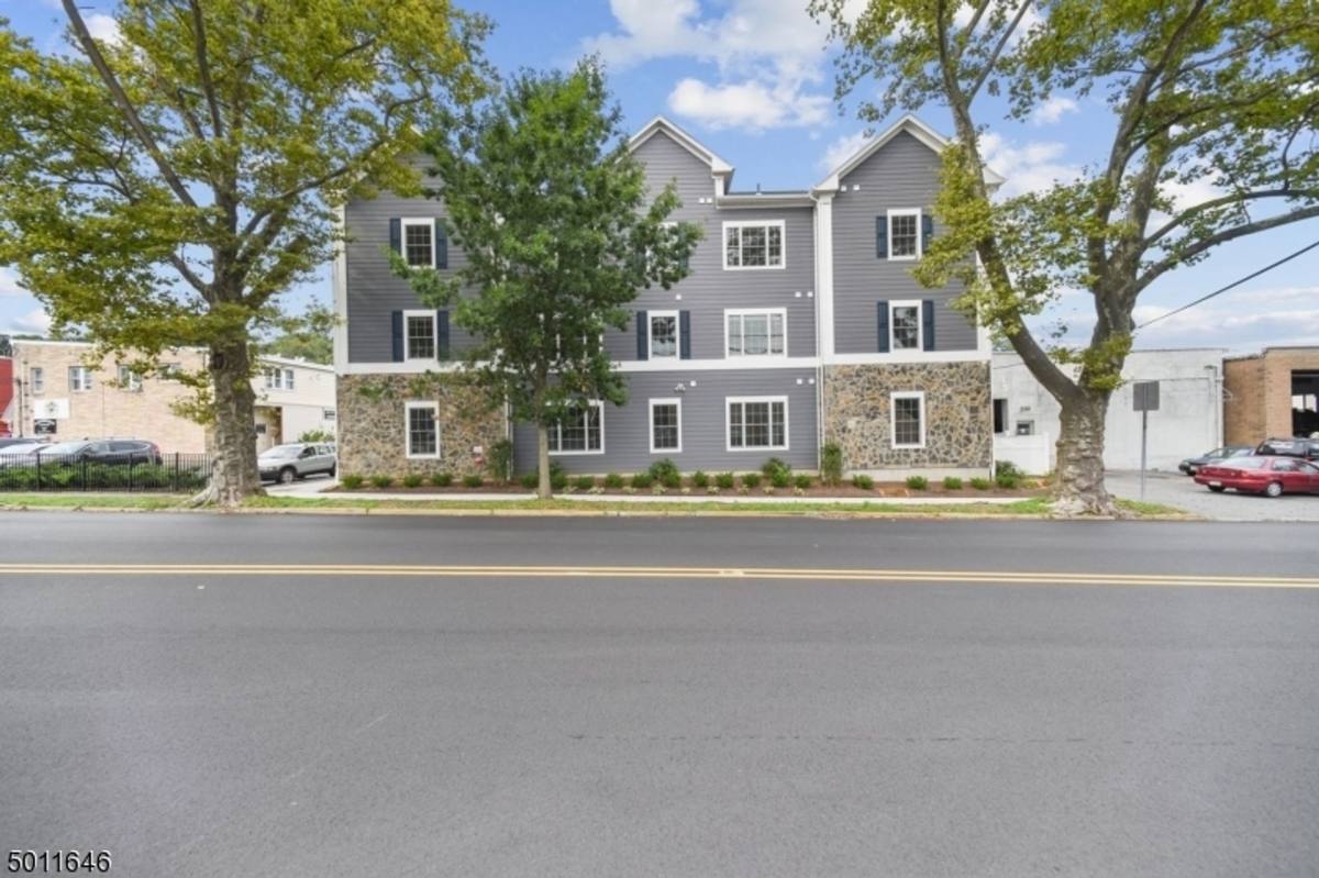 Apartment for rent at 86 Park Ave, Summit, NJ 07901