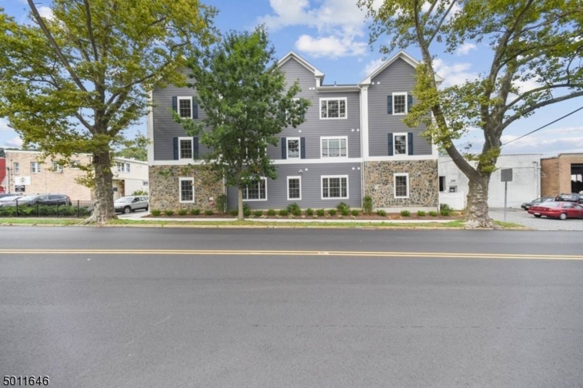 Apartment for rent at 86 Park Ave, Summit, NJ 07901