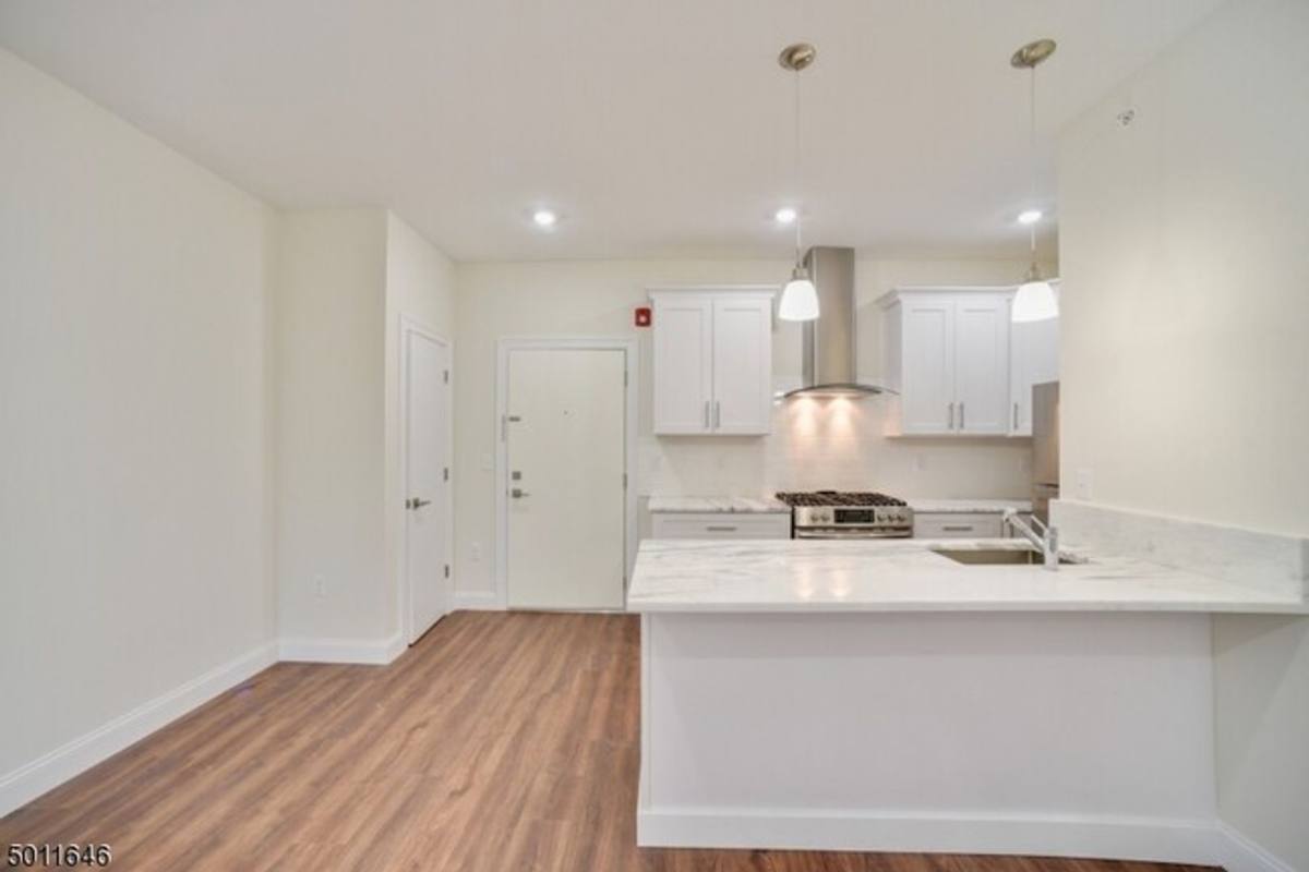 Apartment for rent at 86 Park Ave, Summit, NJ 07901