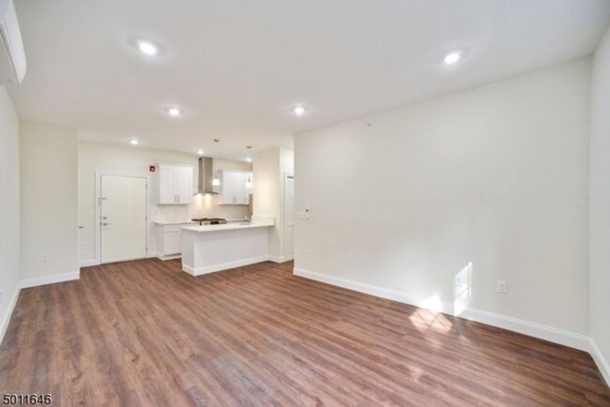 Apartment for rent at 86 Park Ave, Summit, NJ 07901