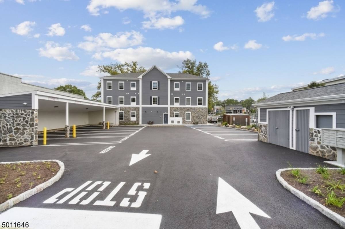 Apartment for rent at 86 Park Ave, Summit, NJ 07901