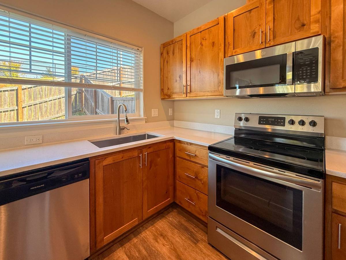 Apartment for rent at 1069-1071 Big Fir Place S, Salem, OR 97306