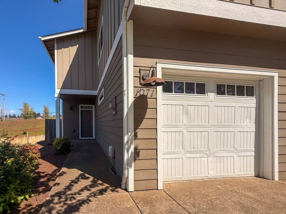 Apartment for rent at 1069-1071 Big Fir Place S, Salem, OR 97306