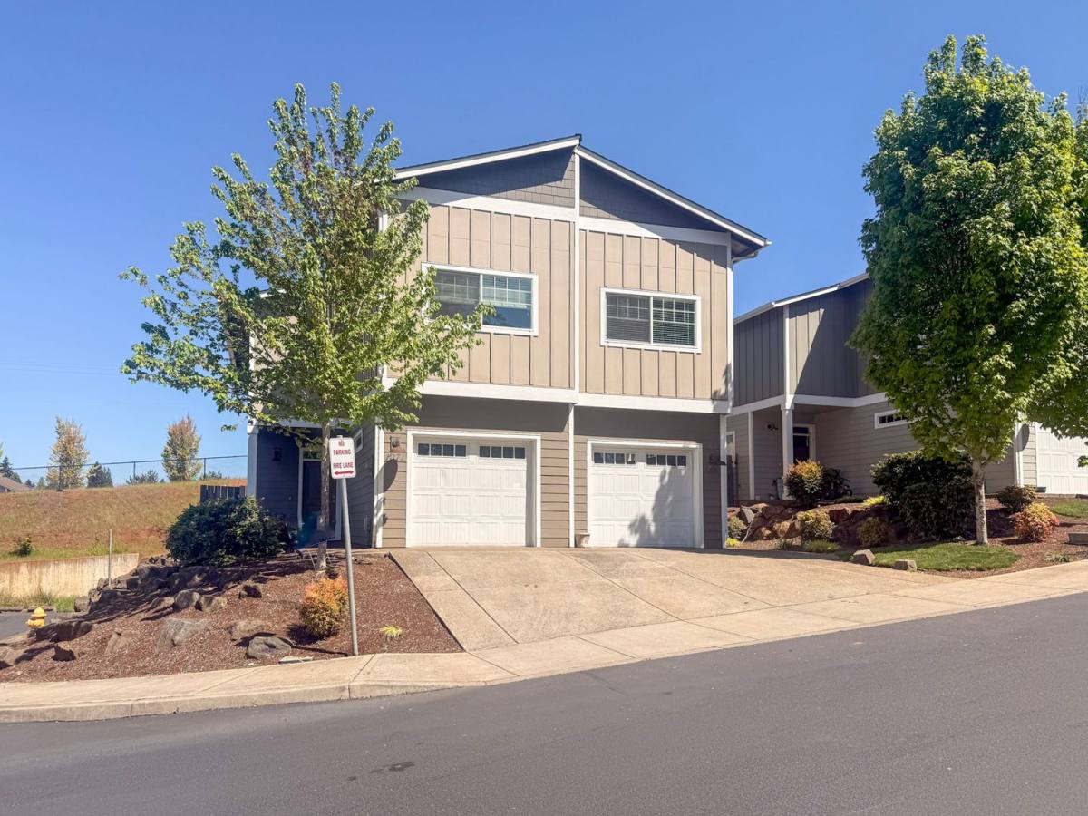 Apartment for rent at 1069-1071 Big Fir Place S, Salem, OR 97306
