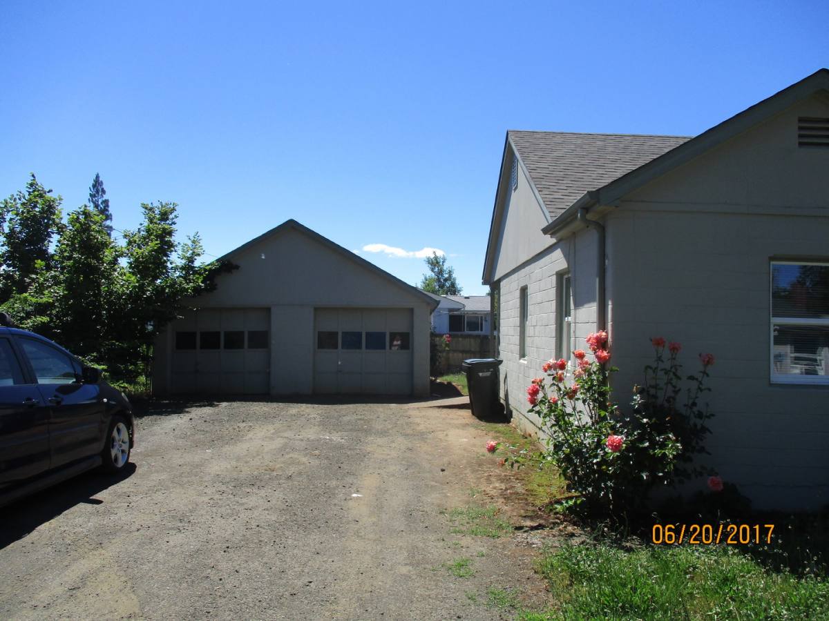 Apartment for rent at 442 W Fair St, Roseburg, OR 97471