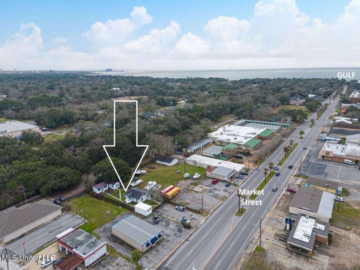 Apartment for rent at 1812 Market St, Pascagoula, MS 39567
