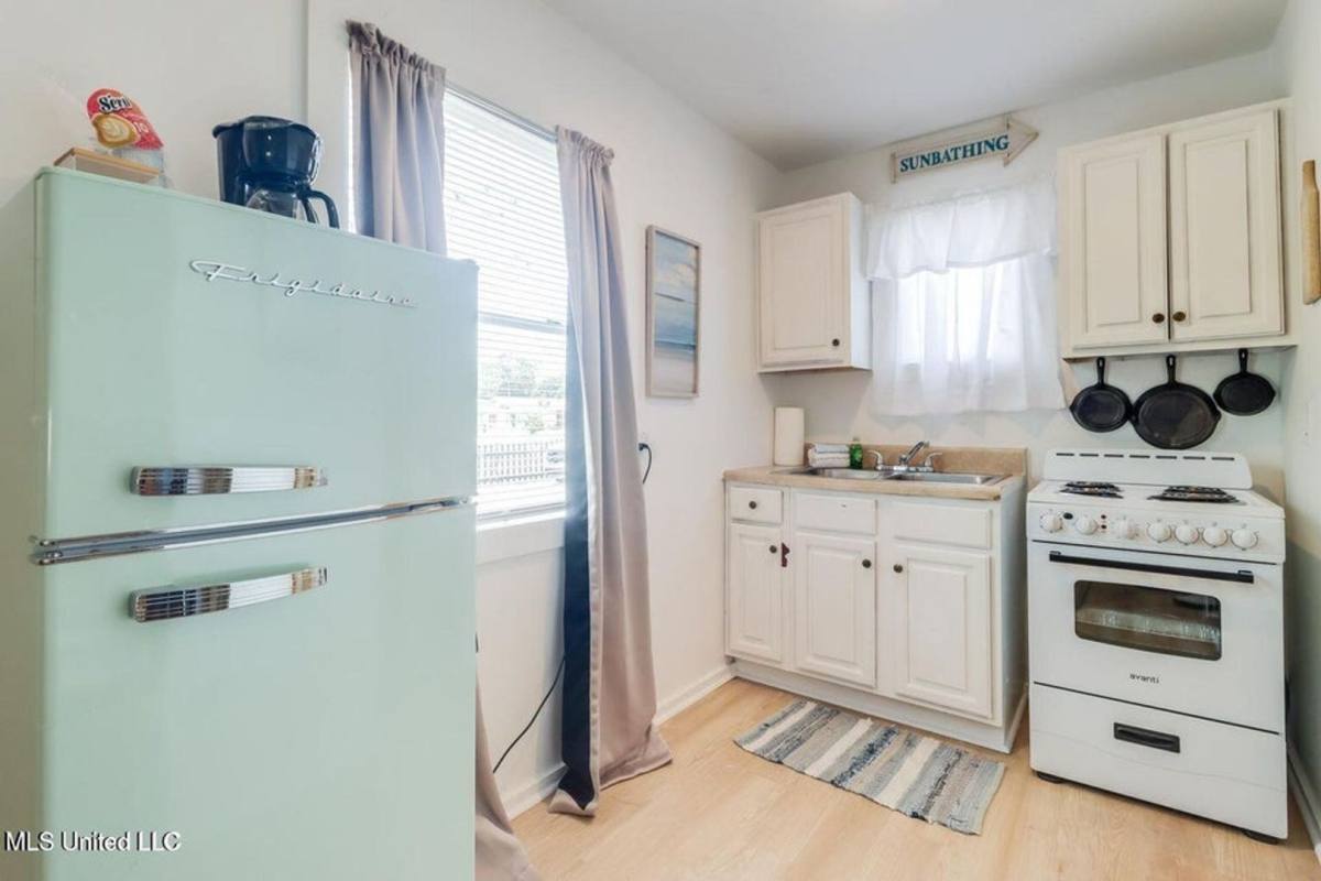 Apartment for rent at 1812 Market St, Pascagoula, MS 39567