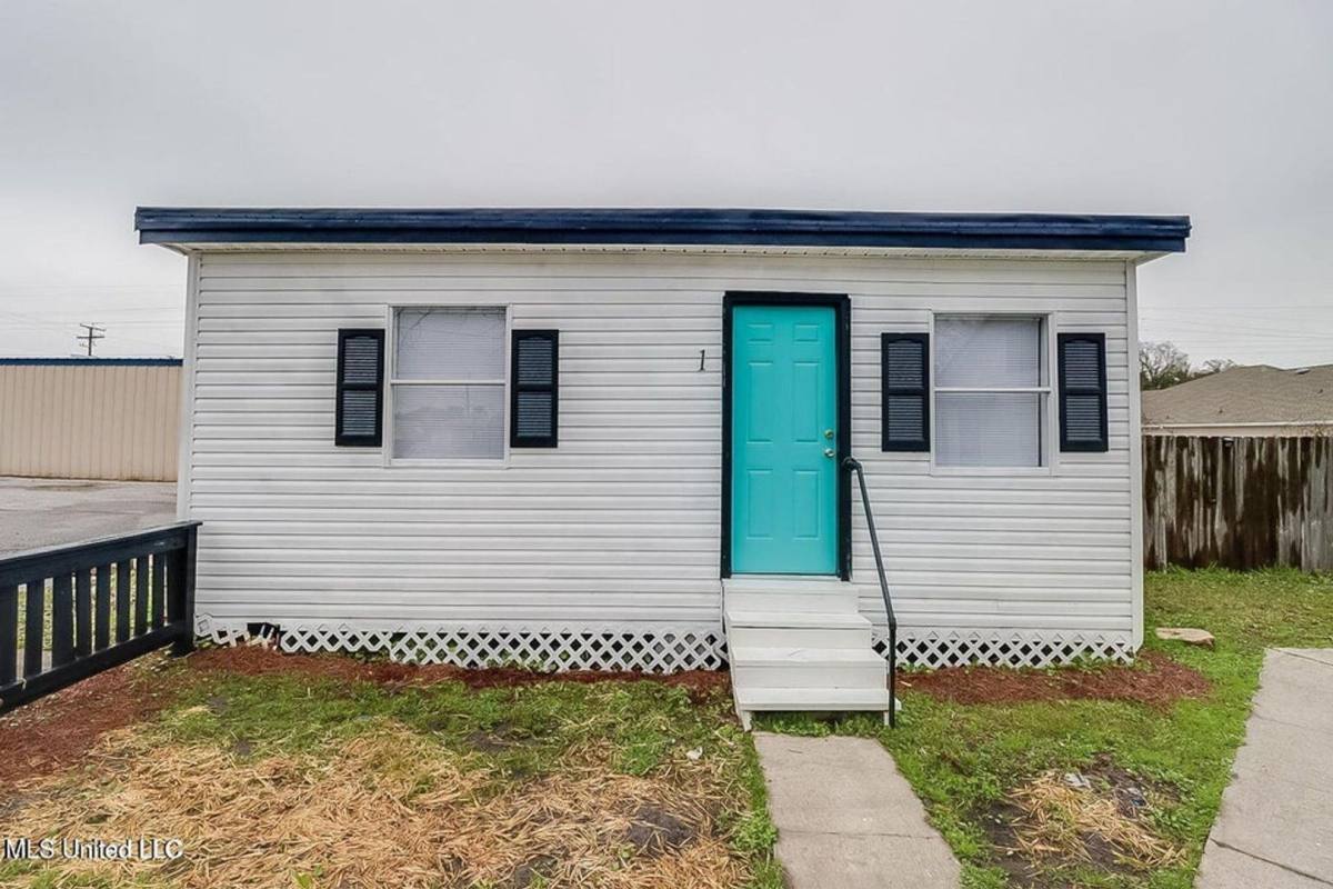 Apartment for rent at 1812 Market St, Pascagoula, MS 39567