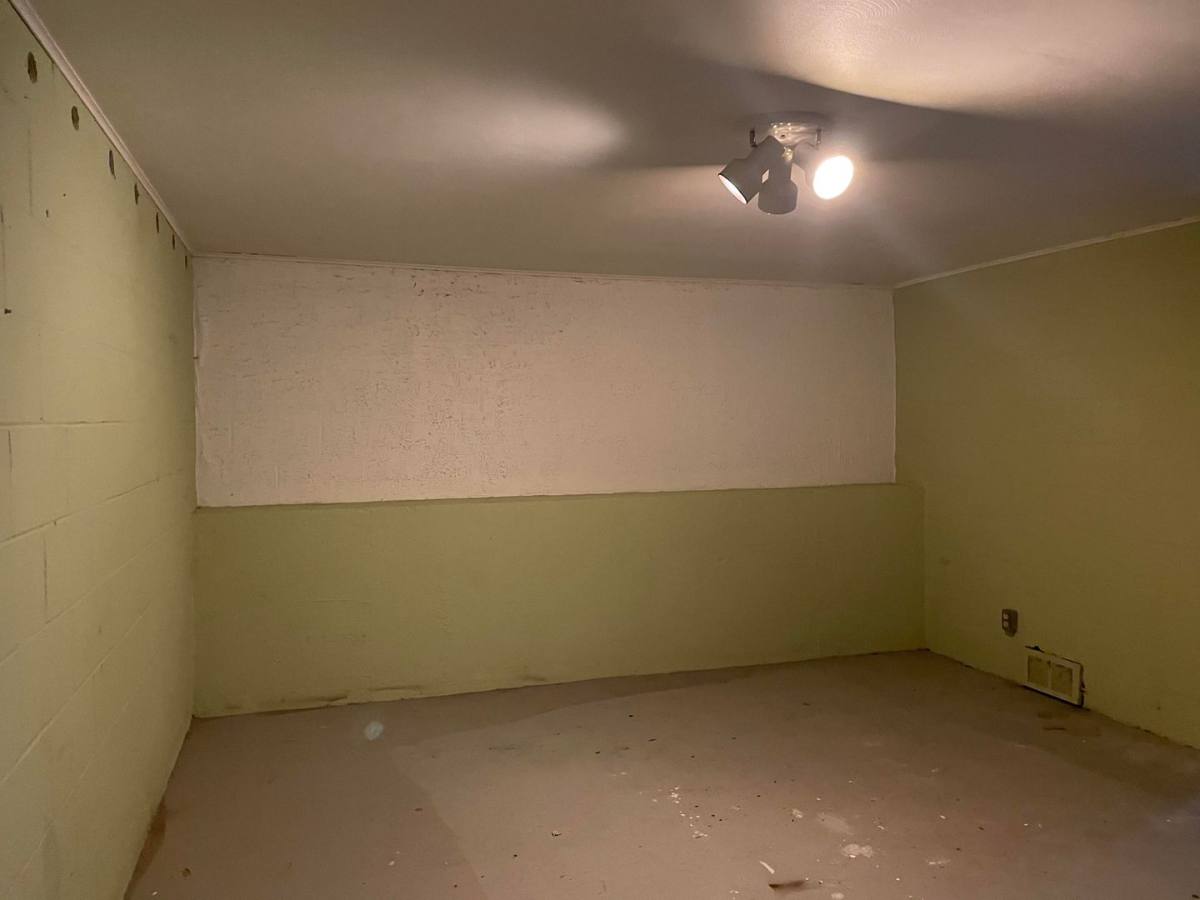 Townhouse for rent at 1685 Broadhead Rd, Coraopolis, PA 15108