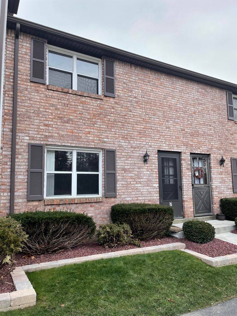 Townhouse for rent at 1685 Broadhead Rd, Coraopolis, PA 15108