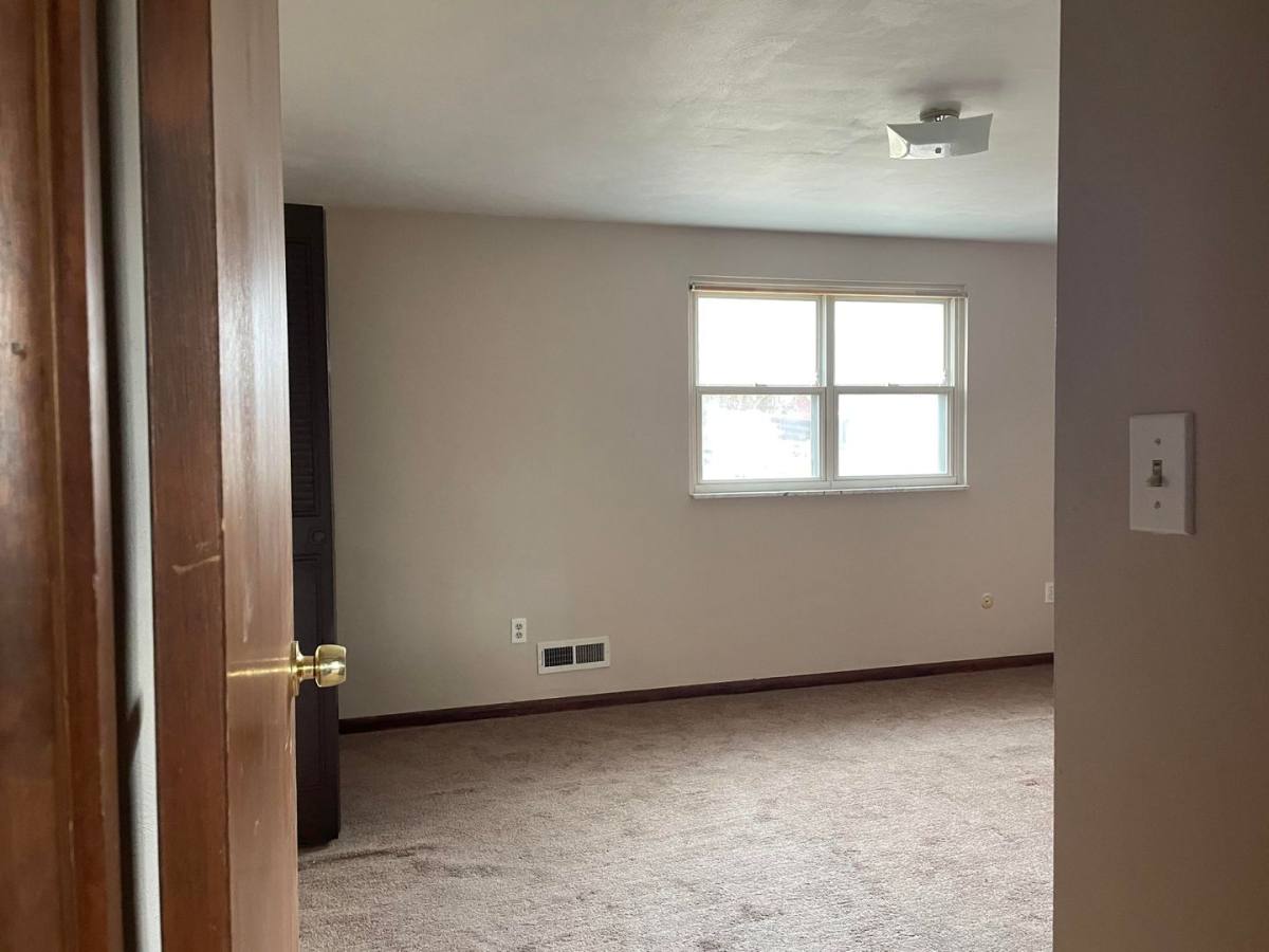 Townhouse for rent at 1685 Broadhead Rd, Coraopolis, PA 15108