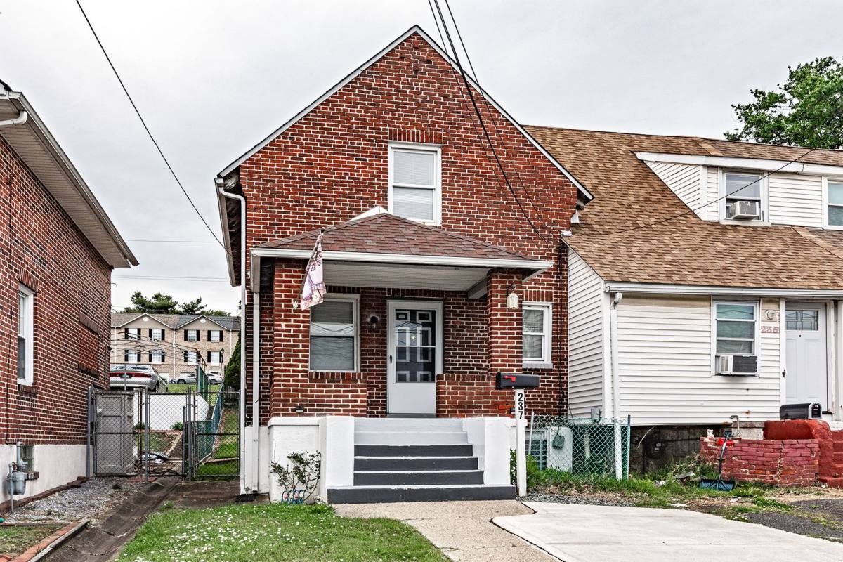 Townhouse for rent at 237 Ridge Rd #ANALINE Village, Claymont, DE 19703