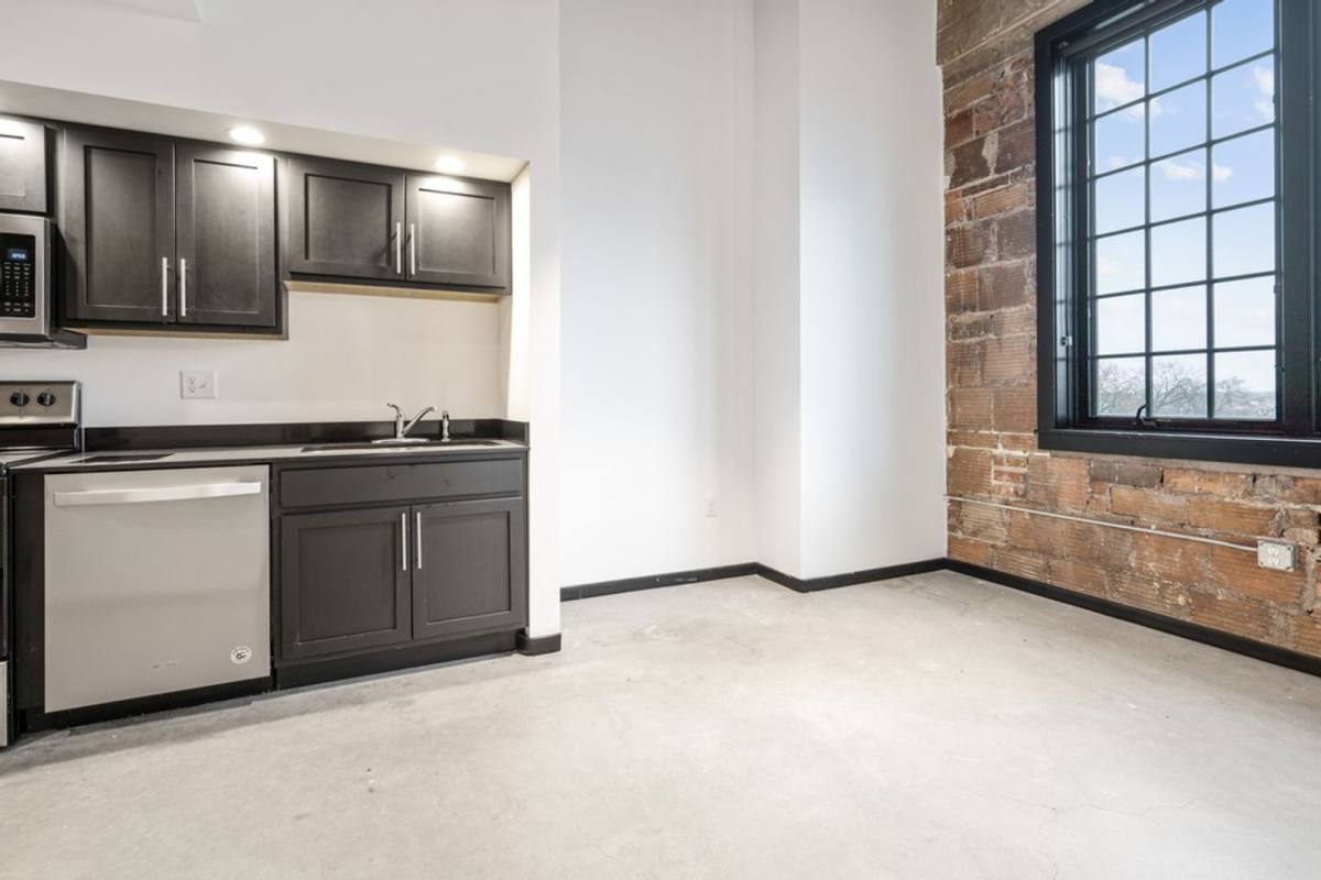 Apartment for rent at 325 E Park Ave, Waterloo, IA 50703