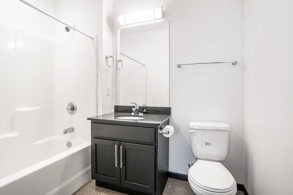 Apartment for rent at 325 E Park Ave, Waterloo, IA 50703